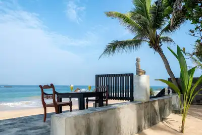 Image de Blue Parrot Beach Villa Righ sur la plage de sable blanc,