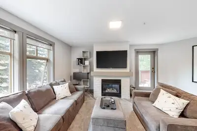Image de Chaleureux et accueillant ski-in / ski-out condo w / accès aux piscines, bains à remous, et plus!