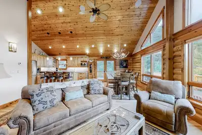 Image de Maison isolée au deuxième étage avec vue imprenable sur la montagne et le lac, terrasse, cheminée