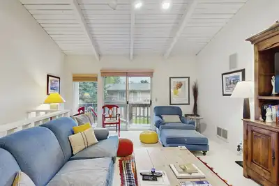 Image de Maison de ville ensoleillée avec vue, piscine d'été et prise en charge du ski-bus!