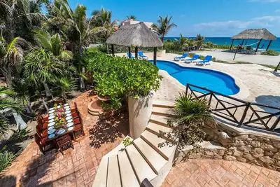 Image de Maison de 4 chambres en bord de mer située au centre d'Akumal. Piscine, Ac, Wifi, cuisinier.