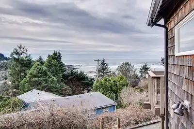Image de Charmante maison w / vue sur l'océan et bain à remous privé - seulement trois blocs de la plage