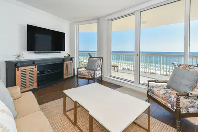 Image de Condo chic et moderne mis à jour en bord de mer avec balcon privé!