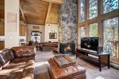 Image de 7ème nuit gratuite! Wi-Fi, foyer au bois, balcon privé avec vue sur la rivière et la forêt