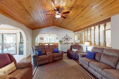 Image de maison de familles w / accès au lac et jeux, piscine partagée, près de Yosemite