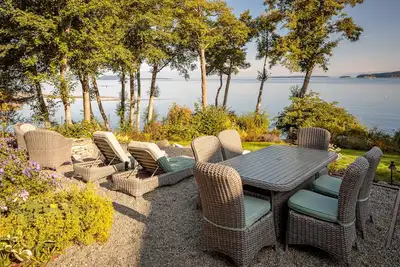 Image de Spacieuse et lumineuse maison au bord de l'eau avec une vue imprenable sur la baie!