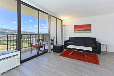 Image de Ko'olau Montagnes et Ala Wai Canal Vues - City Lights étincelle dans la nuit!