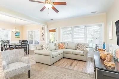 Image de Grande, 5 chambres Animaux acceptés à seulement 1 pâté de maisons de la plage - Idéal pour les grands groupes!