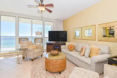 Image de Luxueux condo tropical en bord de mer avec balcon privé! 🌴