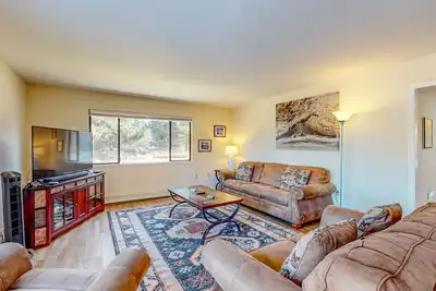 Image de retraite confortable w / jacuzzi privé, golf sur place, près de ski