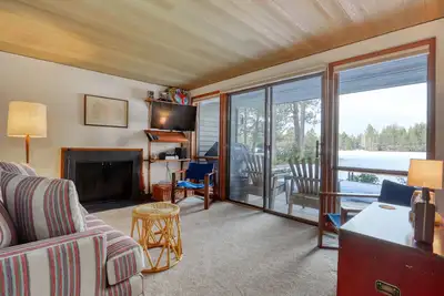 Image de Retro, condo chien-friendly w / cheminée et accès Sharc