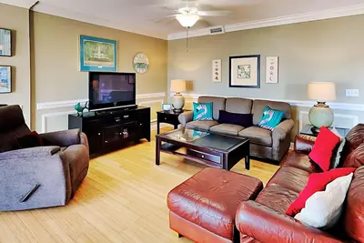 Image de Emplacement privilégié! Spacieux 2br South End Condo avec balcon, à seulement 100 mètres de la plage