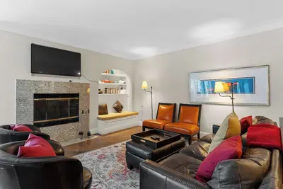 Image de Spacieux Condo w / décor moderne, cuisine gastronomique, à proximité des ascenseurs, Wifi gratuit