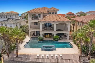 Image de Maison de vacances extravagante avec vue sur le golfe, terrasse sur le toit et piscine gigantesque!