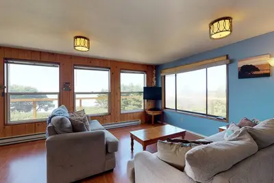 Image de Oceanfront, chien-friendly, maison isolée près du golf et des plages