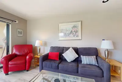 Image de Condo de luxe d'une chambre avec vue sur le lac / piscine partagée / bain à remous, plage à proximité, etc.