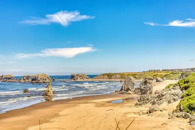Image de Maison spacieuse à seulement un pâté de maisons de la plage et de l'autre côté de la rue de l'équitation!