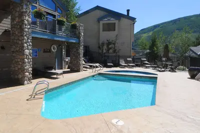 Image de Belle vue sur la montagne, rénové et moderne, unité d'extrémité, bain à remous partagé, navette