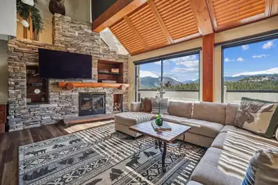 Image de Condo unique de 6 chambres juste à côté de l'ascenseur avec école de ski et équipements de la station