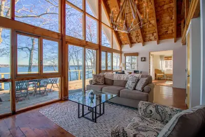 Image de Maison de front de mer rénovée avec une terrasse panoramique, vue sur l'eau et accès à la plage!