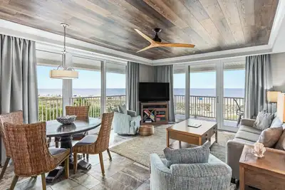 Image de Condo de coin en bord de mer au dernier étage avec vue panoramique, intérieur récemment rénové, piscines en bord de mer