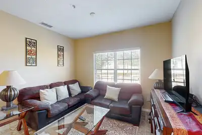 Image de Condo pour chiens avec piscine partagée, salle de gym, tennis et salle de jeux - près de Disney!