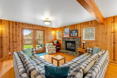 Image de Spacieux chalet chien w / cour - promenade Ă la plage! Mariages sont les bienvenus!