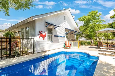 Image de Grande maison multifamiliale avec piscine, cuisine et salon doubles, tables de jeu et véranda