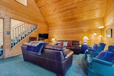 Image de Spacieux, maison de style cabine w / bain à remous privé, bain à remous, et plus encore - chiens Ok!