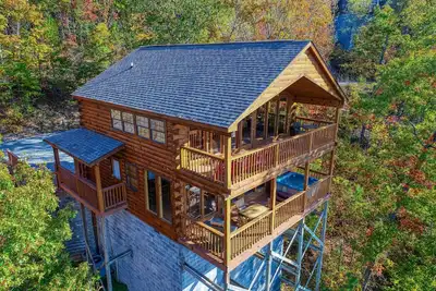 Image de Morning View est une cabane en rondins d'une chambre à deux étages avec une vue spectaculaire!