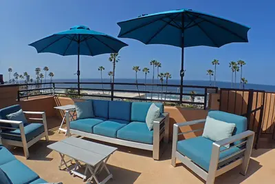 Image de Vue sur l'océan récemment rénovée Étapes de la terrasse sur le toit de la plage Myers C