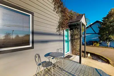 Image de Maison de campagne viticole contemporaine au coeur de Dundee!