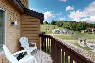 Image de Ski-in / Ski-out condo au bord de la montagne près de tout!