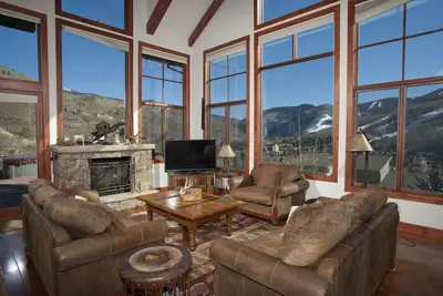 Superbe manoir avec vue sur la montagne Vail, terrasse spacieuse, bain à remous! 5 min de Mtn