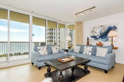Image de Condo spacieux en bord de mer avec grand balcon privé! 🌴
