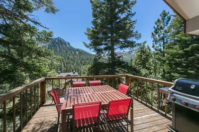 Image de Juniper - Une vue imprenable et un tout nouveau bain Ă remous dans cette cabine de ski 4 Br