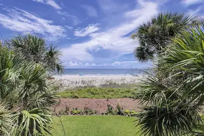 Image de Stunning Oceanfront Turtle Lane Villa à Sea Pines w / piscines multiples