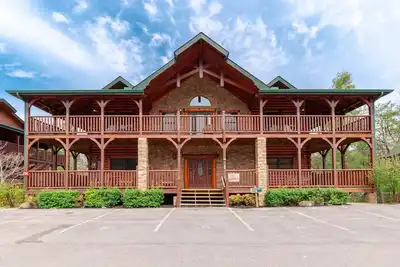 Image de Pine Tree Lodge, 8 chambres, table de billard, théâtre, bain à remous, WiFi, pour 38 personnes