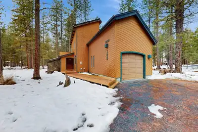 Image de Cabine rustique avec un patio privé et piscines partagées, bains à remous et équipements de la station!