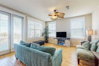 Image de Condo Bayfront w / vues panoramiques, bain à remous partagé, piscine, près de la plage - chiens ok!