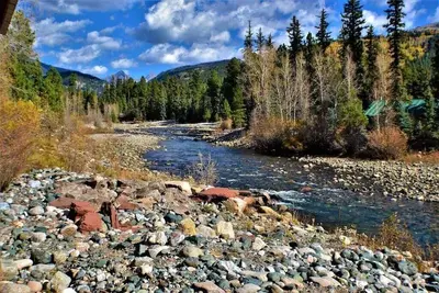 Image de Cabine spacieuse à droite sur Vallecito Creek avec une vue magnifique