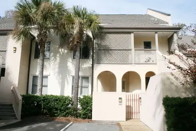 Image de 3 chambres / 3 salles de bain, 2ème étage Pet Friendly Villa avec piscine et spa sur place.