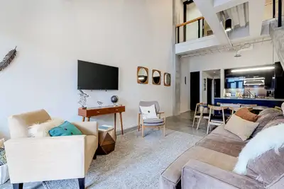 Image de Bel espace w / patio et emplacement central - à pied de tout!