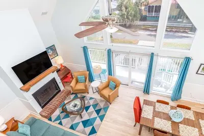 Image de Magnifiquement meublé, Mid Island, Nice Porches, à seulement pâtés de maisons de la plage, Animaux acceptés, Cour clôturé