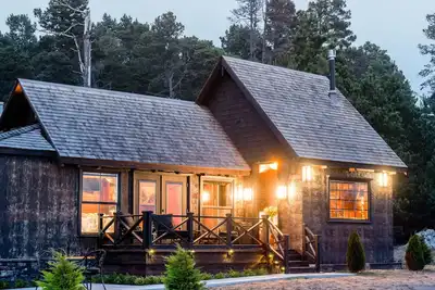 Image de Oceanfront cottage w / terrasse privée, foyer et vue imprenable - minutes de la ville!