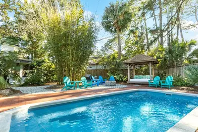 Image de Votre propre oasis privée d'arrière-cour comporte une piscine chauffée d'eau salée, l'aménagement paysager luxuriant et plus!