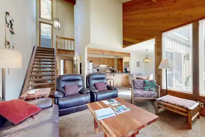 Image de Lodge de montagne moderne avec décor antique - forfaits Sharc inclus!