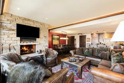 Image de Ski-in Ski-out Deer Valley Condo. Bain à remous communautaire. Situé sur la route Gratuite Park City Transit