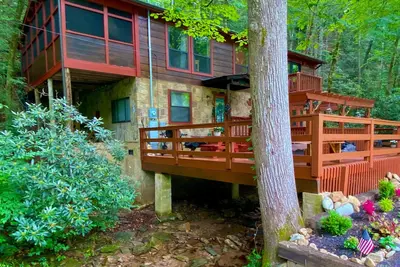 Image de Creeksong Hollow - Belle vue sur le ruisseau \\ Accès à la piscine \\ Jacuzzi \\ WiFi \\ Table de billard