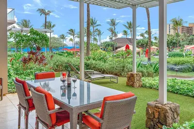 Image de M. R. R. Présente Honua Kai Hokulani 105 - Cour intérieure au rez-de-chaussée 2br, à quelques pas de la plage / des piscines, grande pelouse, vue partielle sur l'océan!